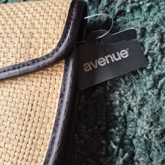 Avenue Tan and Black Clutch NWT - Picture 4 of 11